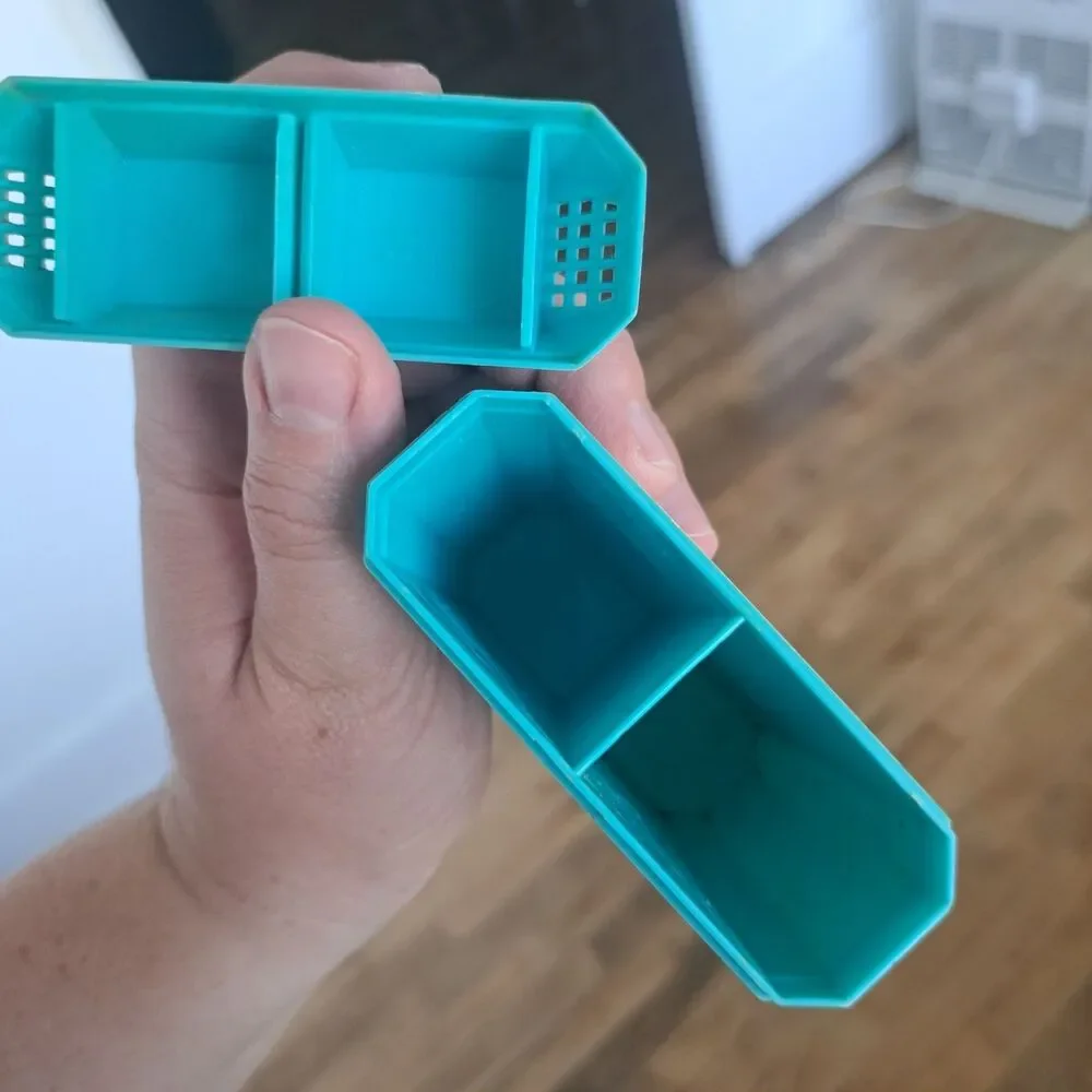Vintage Vernco 2 in 1 Turquoise Teal Blue Plastic Bakelite Salt Pepper Shaker